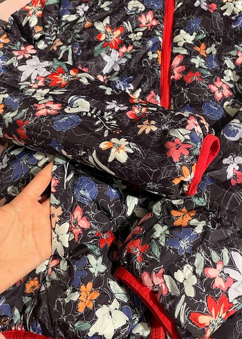 Çift taraflı Çiçek Desenli Kapüşonlu Mont - Görsel 4