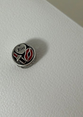Pandora Glamour Kiss Charm