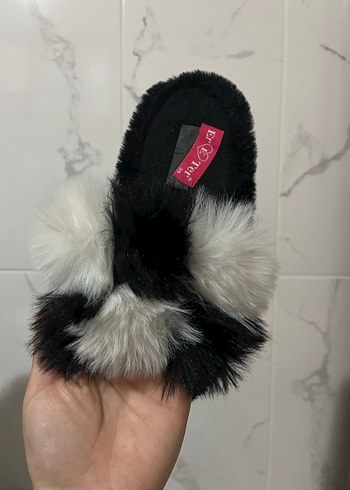 39 Beden Siyah Beyaz Peluş Terlik