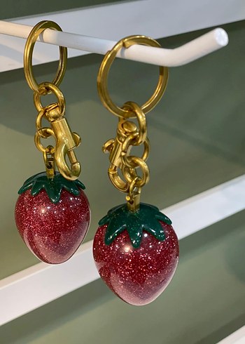 Parlak Kırmızı Kirazlı Kadın Anahtarlık - Görsel 3