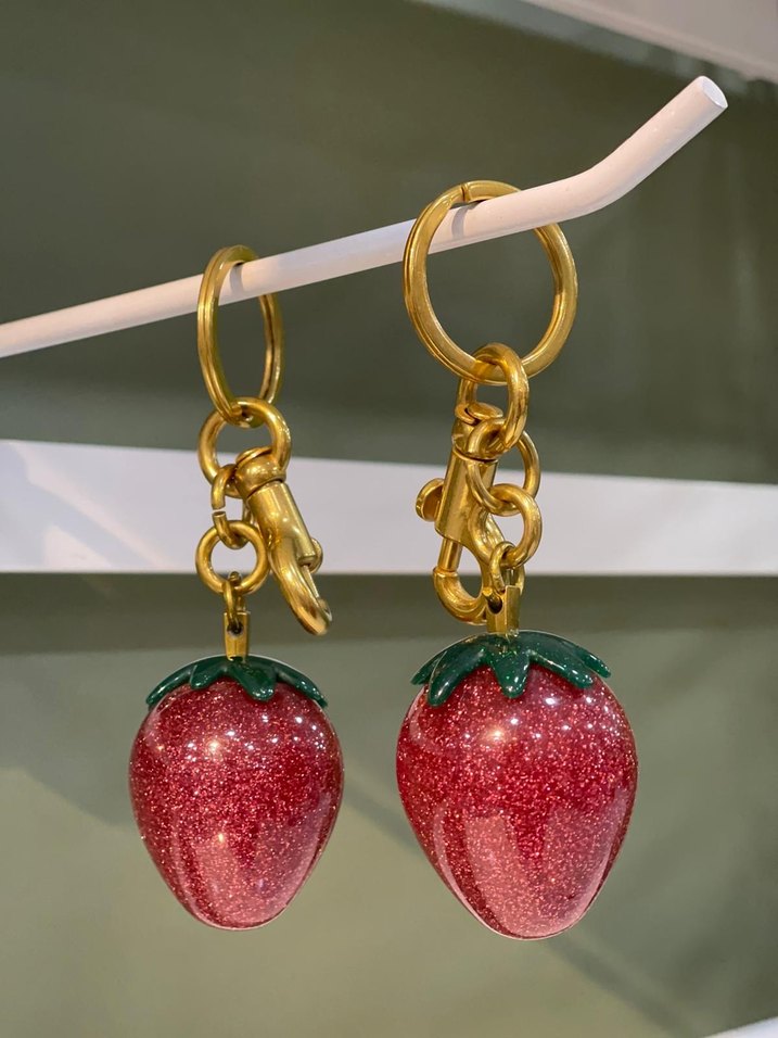 Parlak Kırmızı Kirazlı Kadın Anahtarlık - Görsel 2