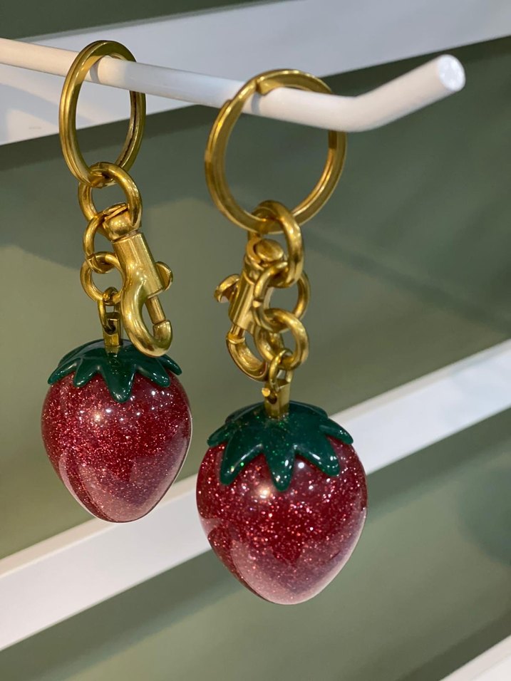 Parlak Kırmızı Kirazlı Kadın Anahtarlık - Görsel 3