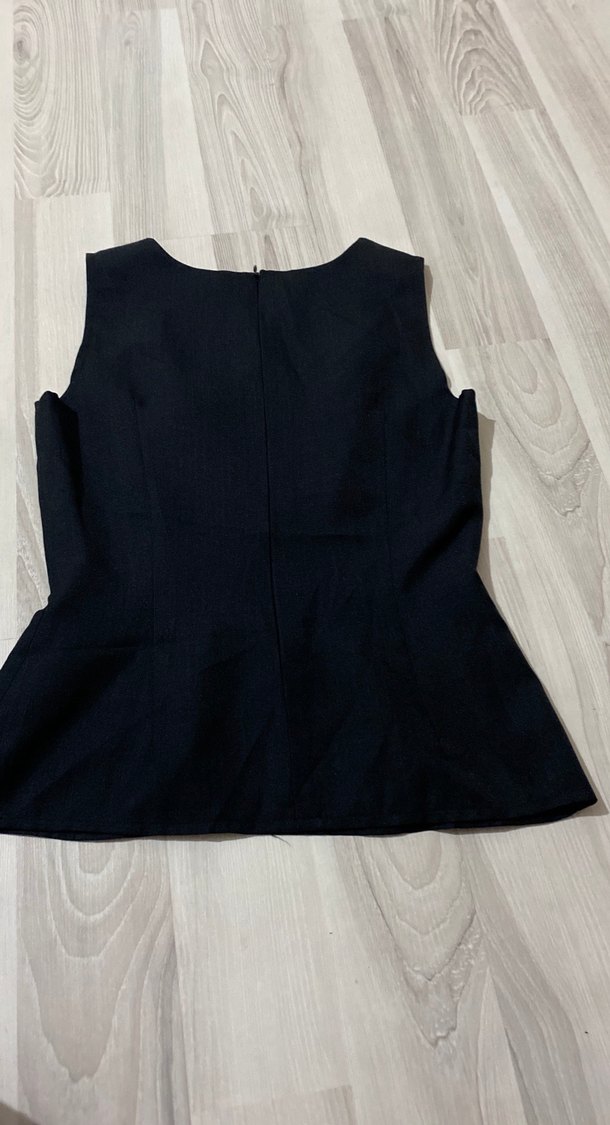 Düğmeli Siyah Nakışlı Kolsuz Bluz - Görsel 3