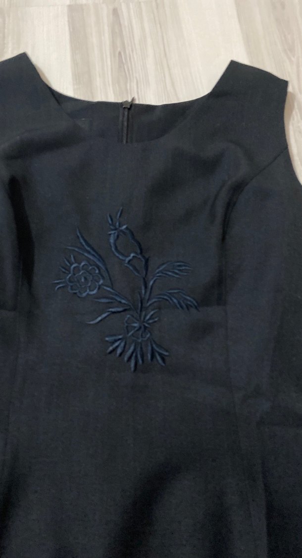 Düğmeli Siyah Nakışlı Kolsuz Bluz - Görsel 2