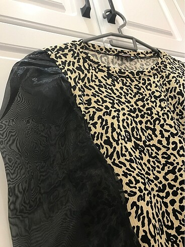 Diğer M beden kol tüy detaylı leopar desenli bluz