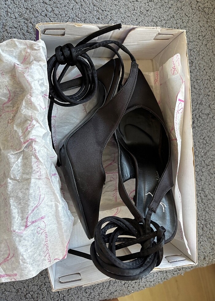 Siyah topuklu ayakkabı - Görsel 3