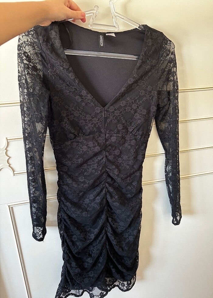 Siyah dantel detaylı şık elbise - Görsel 3