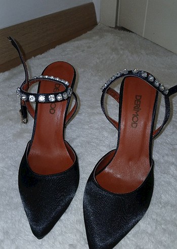 Derimod Siyah Tokalı Stiletto Taşlı Topuklu Kadın Ayakkabı