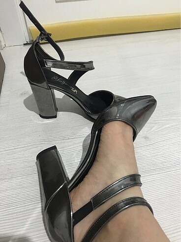 Metalik gri ayakkabı