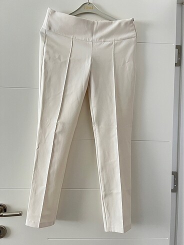 Beyaz likralı kumaş pantolon