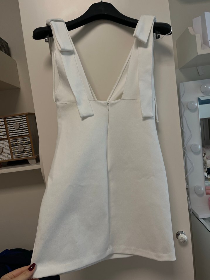 V Yaka Beyaz Kolsuz Mini Elbise - Görsel 2