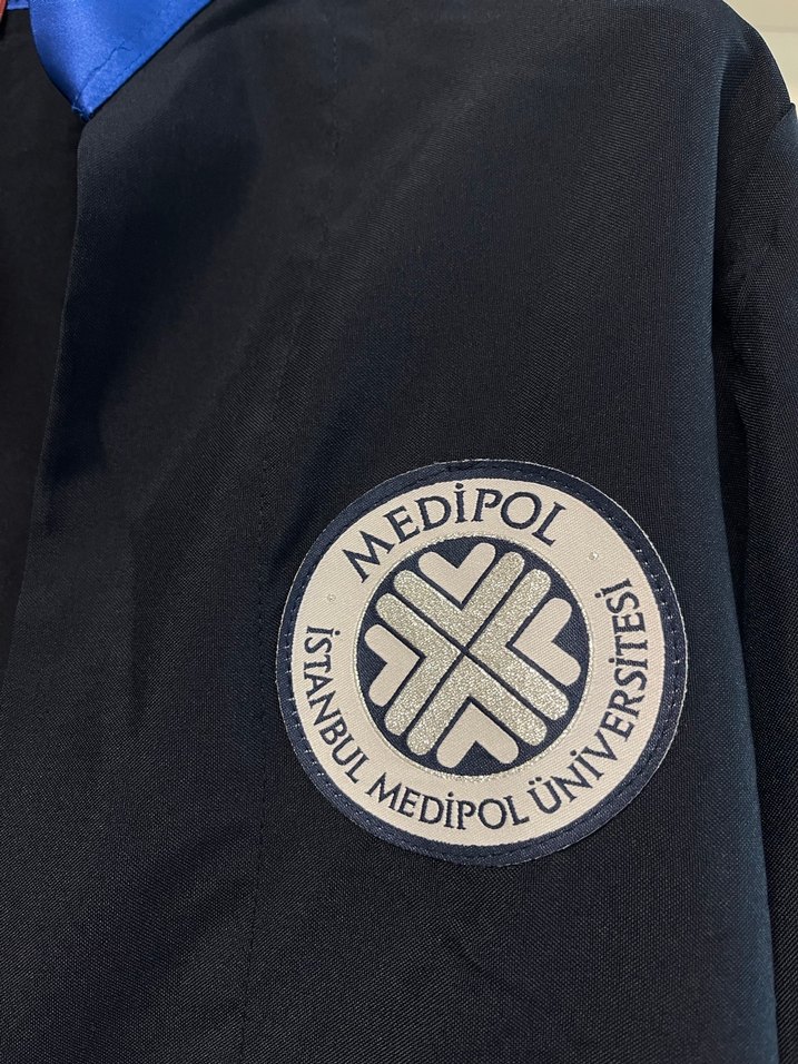 Medipol Üniversitesi Mezuniyet Cübbesi Ve Kep'i - Görsel 2