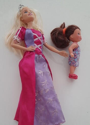 Barbie Barbie bebek yanında Chelsea hediye