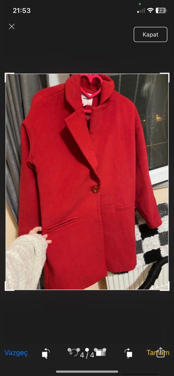 Kırmızı Düğmeli Kadın Kaban - Görsel 3