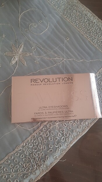 Revolutiin far paleti