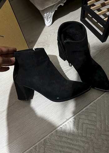 Siyah Süet Tokalı İnce Topuk Bot - Görsel 3