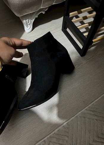 Siyah Süet Tokalı İnce Topuk Bot - Görsel 2