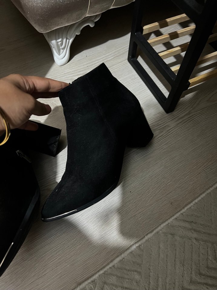 Siyah Süet Tokalı İnce Topuk Bot - Görsel 2
