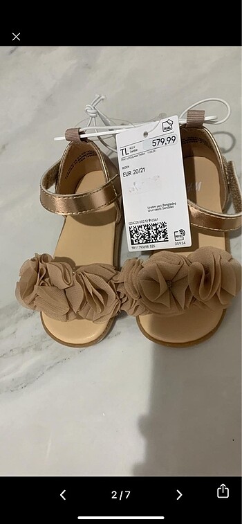H&M marka Çiçek Detaylı Sandalet ( yeni ve etiketli,20-21 numara