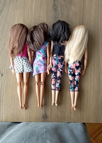 Barbie Renkli Kıyafetli 4 Bebek Seti
