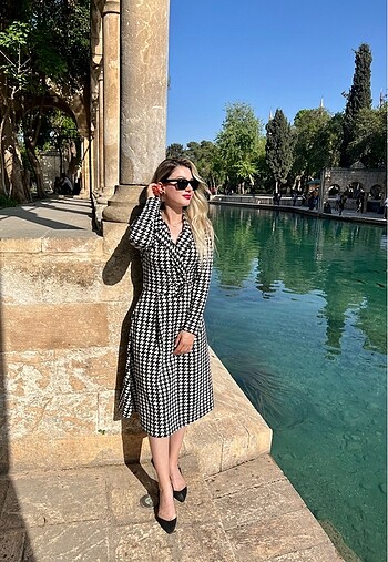 Kaz ayağı kemerli midi elbise