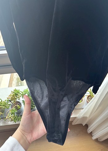 Koton Siyah V Yaka Kadife Uzun Kollu Kadın Body - Görsel 4