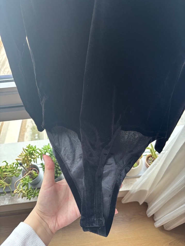 Koton Siyah V Yaka Kadife Uzun Kollu Kadın Body - Görsel 4