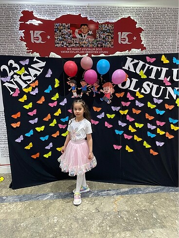 8 Yaş Beden Bir kere bir 2 saat giyildikızım etek sevmedigi için satıyorum