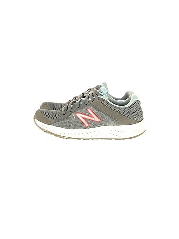 New Balance Spor Ayakkabı %70 İndirimli.