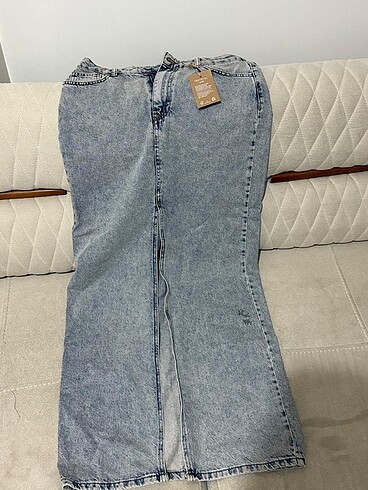 Uzun yırtmaçlı denim etek