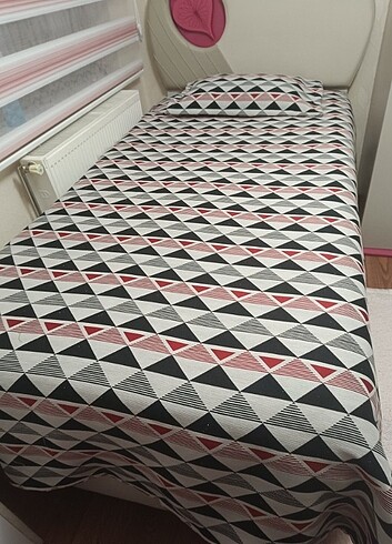 Tek kişilik pike takımı yatak örtüsü olarak da kullanılabilinir 