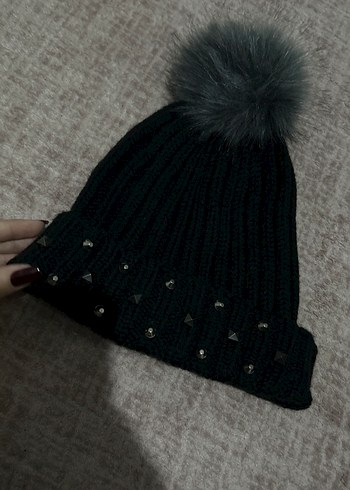 Gri Ponponlu Zımbalı Siyah Örgü Bere - Görsel 3