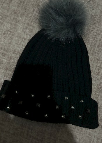 Gri Ponponlu Zımbalı Siyah Örgü Bere - Görsel 4