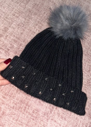 Gri Ponponlu Zımbalı Siyah Örgü Bere - Görsel 2