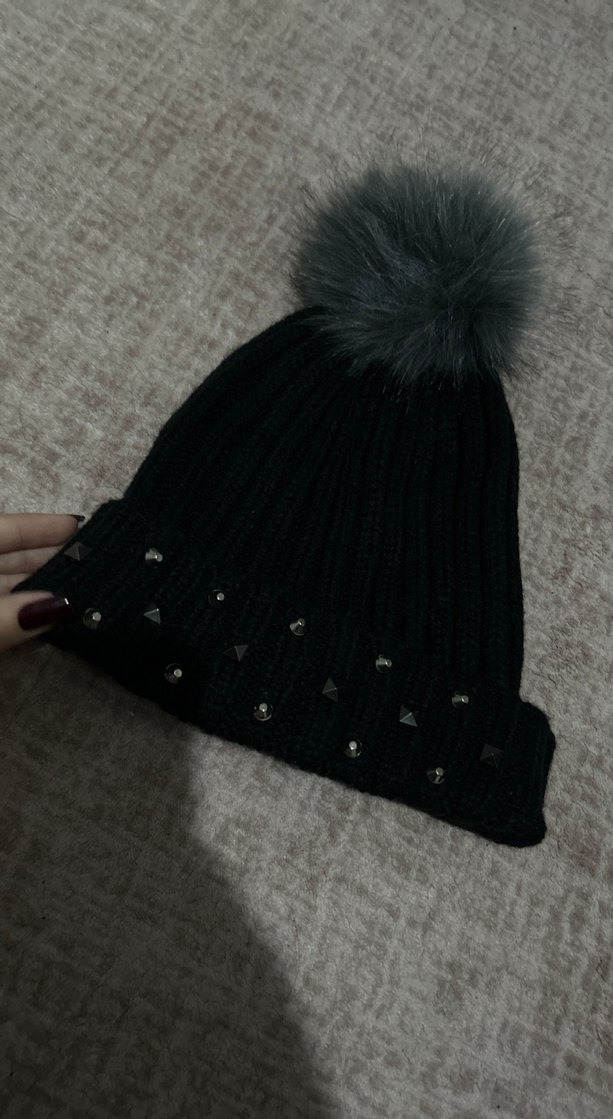 Gri Ponponlu Zımbalı Siyah Örgü Bere - Görsel 3