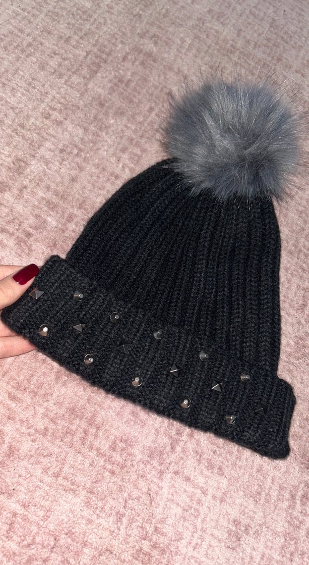 Gri Ponponlu Zımbalı Siyah Örgü Bere - Görsel 2