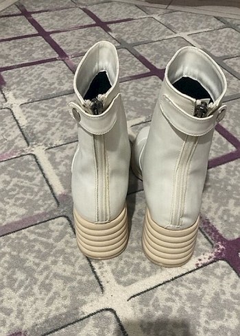 39 Beden Bambi Beyaz Deri Tokalı Kadın Bot