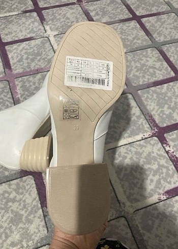 Bambi Bambi Beyaz Deri Tokalı Kadın Bot