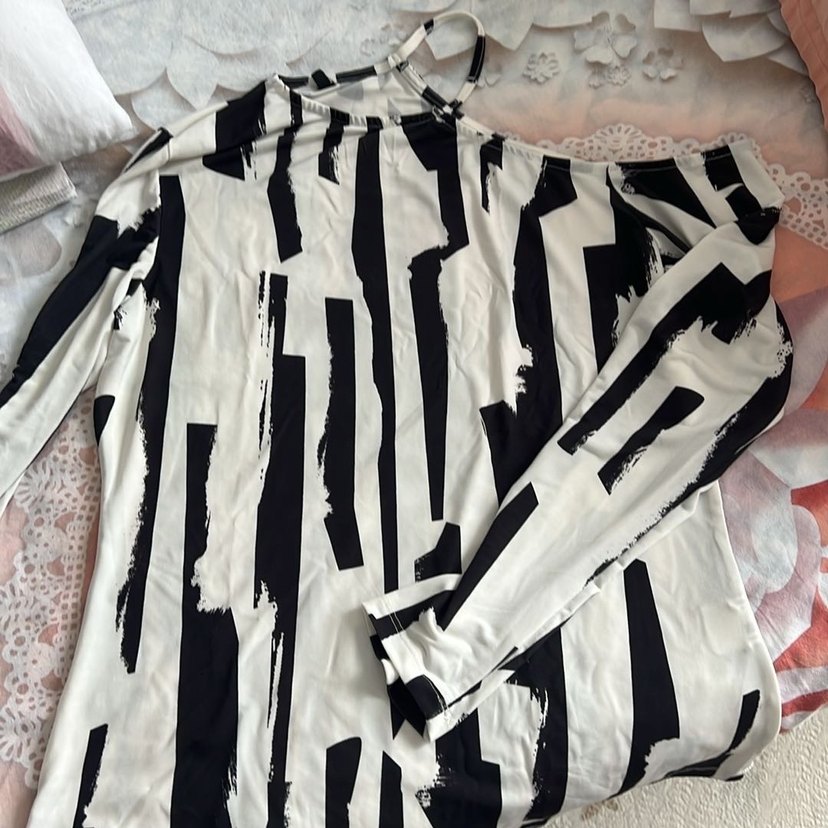 Uzun Kollu Beyaz Çizgili Bluz - Görsel 2