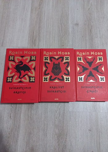 Robin Hobb - Suikastçının Arayışı, Kraliyet Suikastçisi, Ciracı