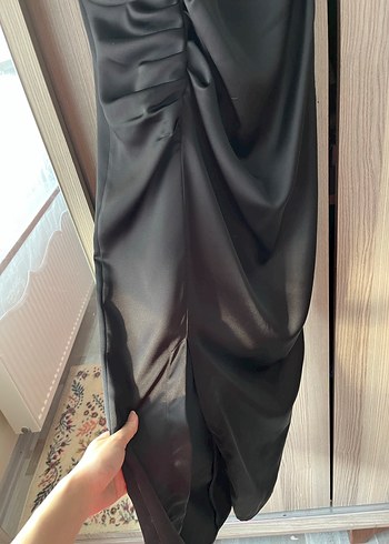 Zara Siyah V Yaka Parlak Midi Kadın Abiye Elbise - Görsel 3