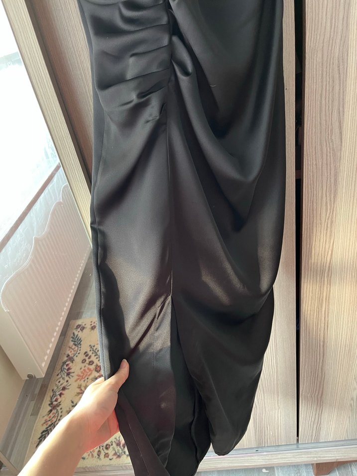 Zara Siyah V Yaka Parlak Midi Kadın Abiye Elbise - Görsel 3