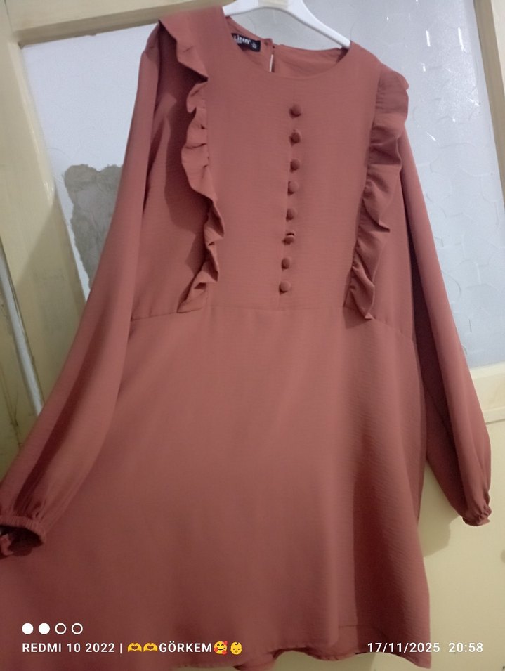 Uzun Kollu Bej Fırfırlı Tunik - Görsel 3