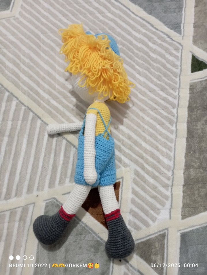 Sarı saçlı renkli örgü oyuncak bebek - Görsel 5