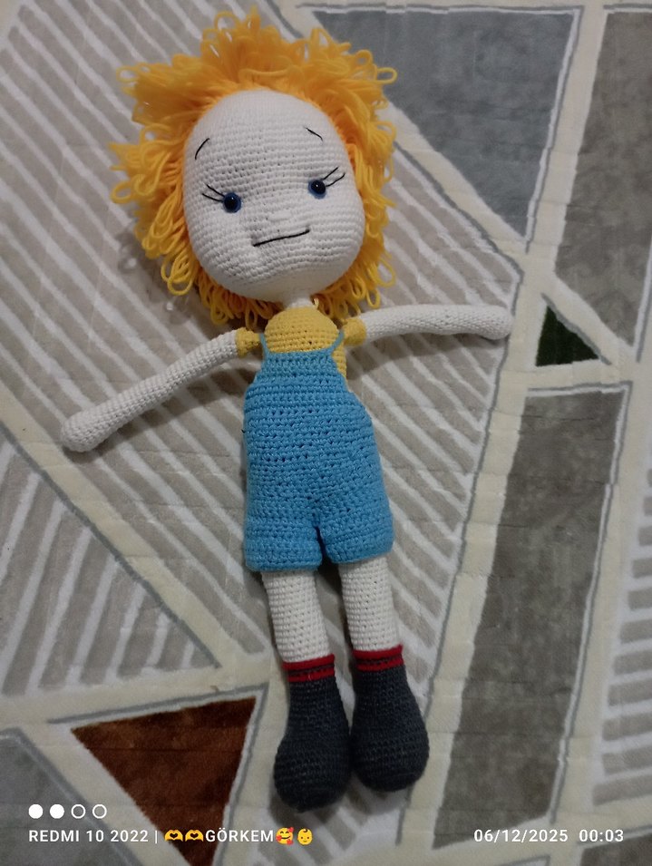 Sarı saçlı renkli örgü oyuncak bebek - Görsel 3