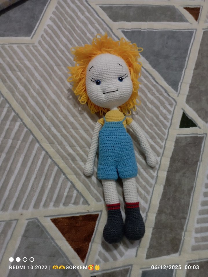 Sarı saçlı renkli örgü oyuncak bebek - Görsel 2