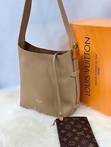 Louis Vuitton LOUIS VUITTON LOW KEY HOBO A KALİTE ÇANTA