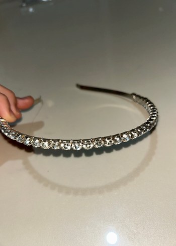 Sade Metal Üzeri Parlak Taşlı Taç