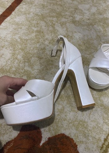 Nine West Beyaz Platform Topuklu Kemerli Kadın Abiye Ayakkabı