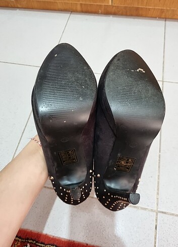 Siyah topuklu ayakkabı